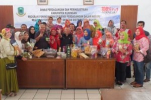 Kadis Perdagangan dan Perinsustrian Kuningan, berfoto bersama dengan para pelaku IKMm usai kegiatan.
